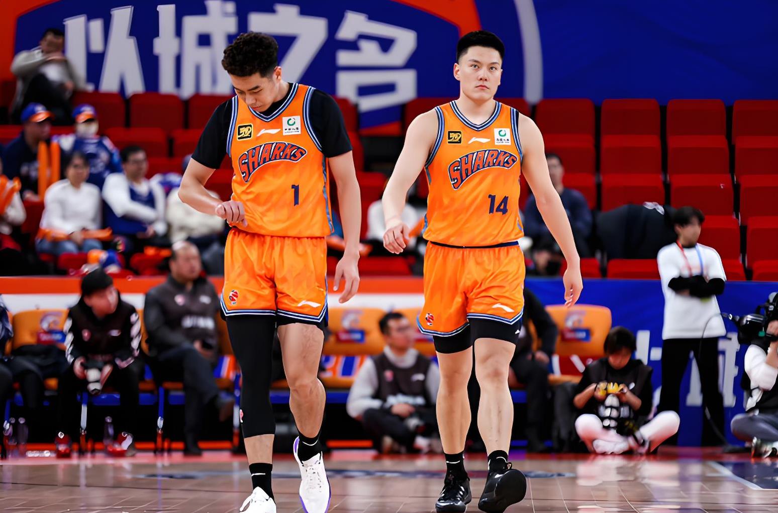 关于广州队迎CBA季后赛关键赛，今晨主帅复盘，底气十足，更衣室氛围转暖的信息