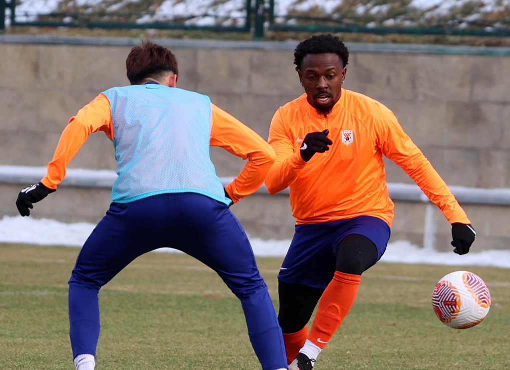 广州队训练开放日,清晨调整名单引欢呼,亚冠在即,纪律约束更严格(运动会16字押韵霸气) 广州队训练开放日,清晨调整名单引欢呼,亚冠在即,纪律约束更严格(运动会16字押韵霸气)