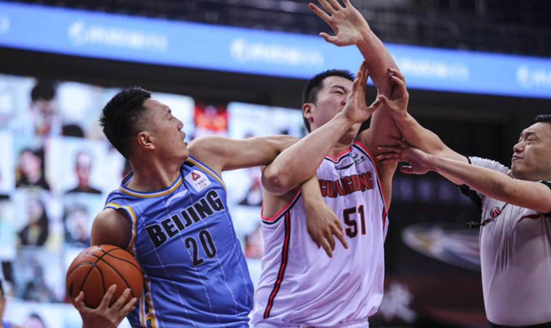 包含CBA季后赛倒计时；芝加哥公牛集结日更衣室发声；细节引发关注；质疑声仍在；资深球员宣示担当的词条